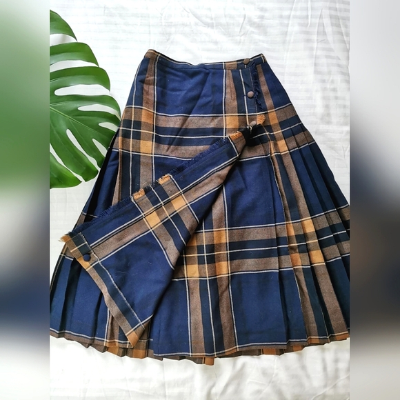 Vintage Tartan Wool Skirt - Timeless Elegance | Size S - Picture 1 of 5